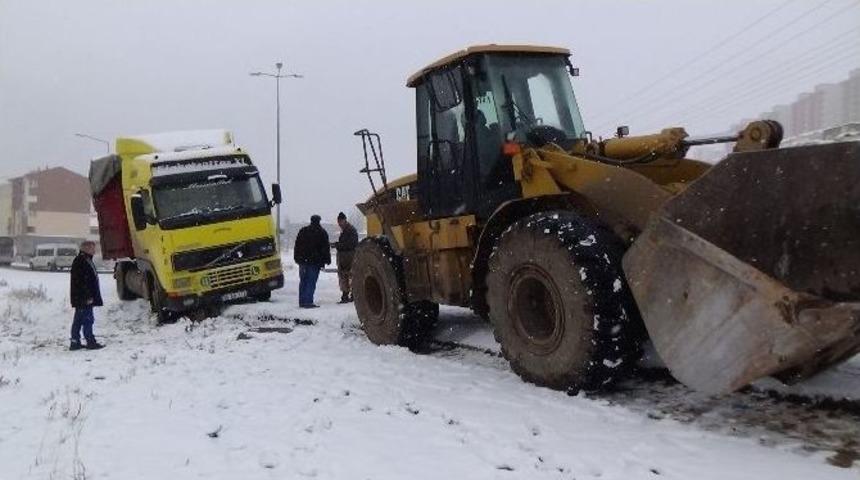 Kayan Tır Yolu Trafiğe Kapattı