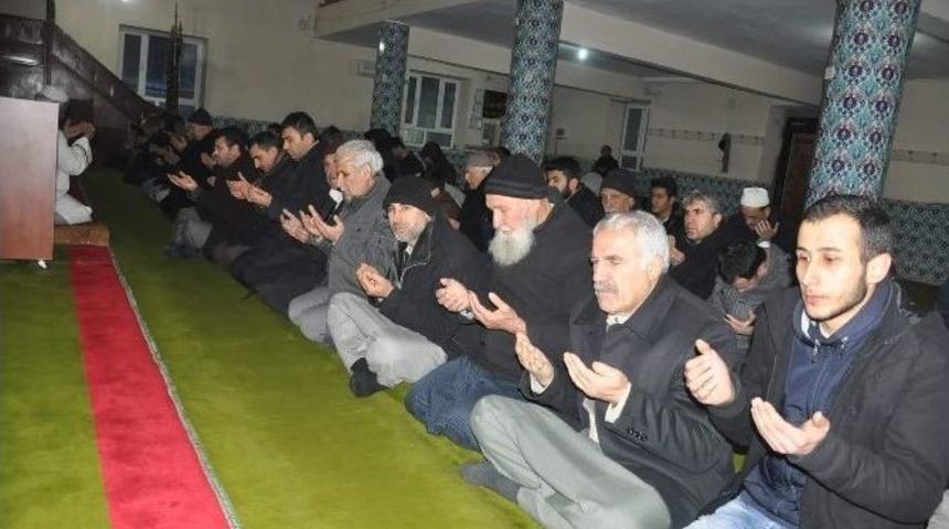 Doğu T&uuml;rkistan İ&ccedil;in Sabah Namazında Buluştular