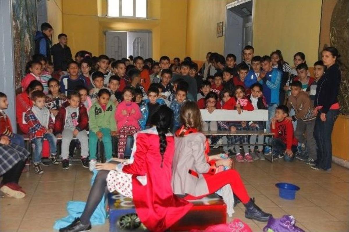 Konak&rsquo;ta Okullar Sahne Oldu, &Ccedil;ocuklar Tiyatroya Doydu