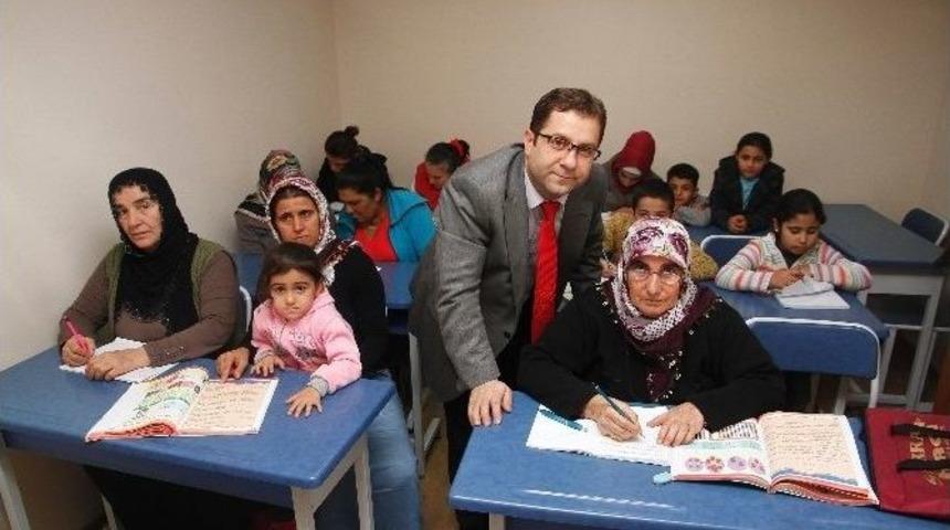 &Ccedil;ocuklarıyla Alfabe &Ouml;ğreniyorlar