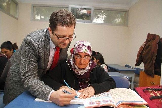 &Ccedil;ocuklarıyla Alfabe &Ouml;ğreniyorlar 1