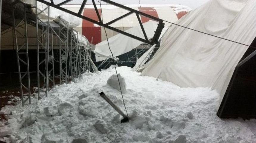 Bolu&rsquo;da Kar Nedeniyle Tenis Kortunun &Ccedil;atısı &Ccedil;&ouml;kt&uuml;