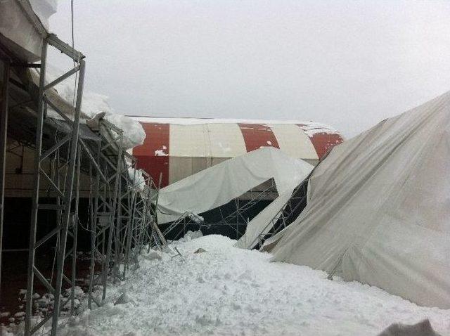 Bolu&rsquo;da Kar Nedeniyle Tenis Kortunun &Ccedil;atısı &Ccedil;&ouml;kt&uuml; 1