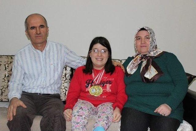 (özel Haber) Yüzde 92 Bedensel Engelli Yüzücü, Başarıya Doymuyor 1