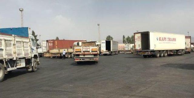 Habur Sınır Kapısı nda Giriş &Ccedil;ıkışlar S&uuml;r&uuml;yor 1