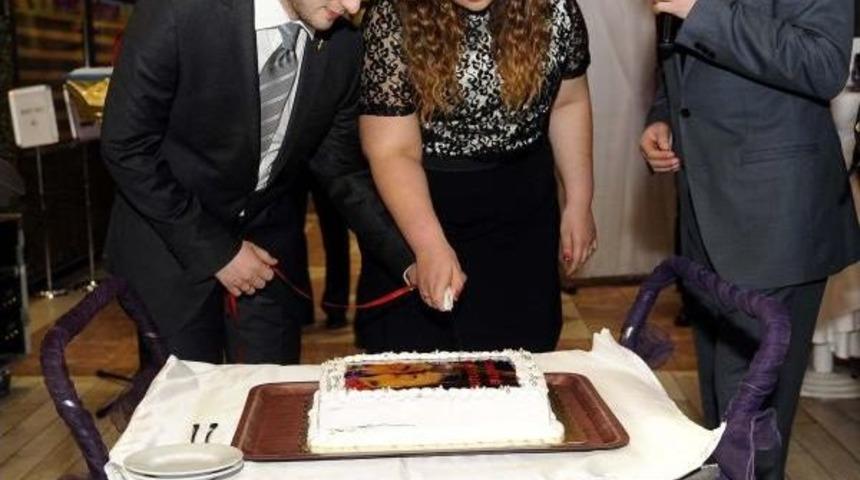 Gazetecilerin Gecesinde S&uuml;rpriz Evlilik Teklifi