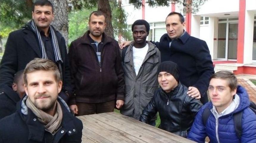 Sokakta Kalan Yabancı Uyruklu &Ouml;ğrenciye &Ouml;ğretmeni Sahip &Ccedil;ıktı