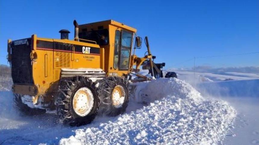 Bitlis'te Dondurucu Soğukta Karla M&uuml;cadele