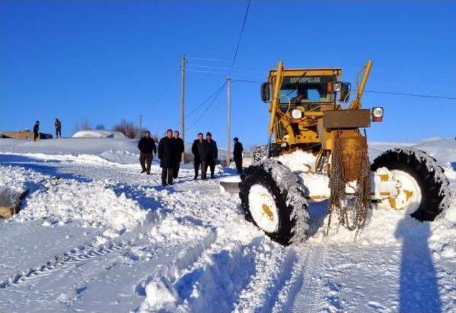 Bitlis'te Dondurucu Soğukta Karla Mücadele