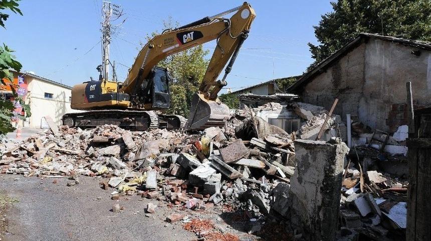 Başiskele&rsquo;de Metruk Bina Yıkıldı