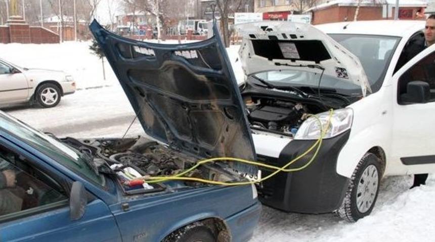 Buz &Uuml;st&uuml;nde Halay &Ccedil;ektiler