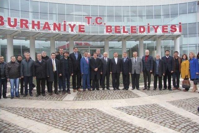 Bakan Yılmaz Burhaniye Belediyesi&rsquo;nde 1