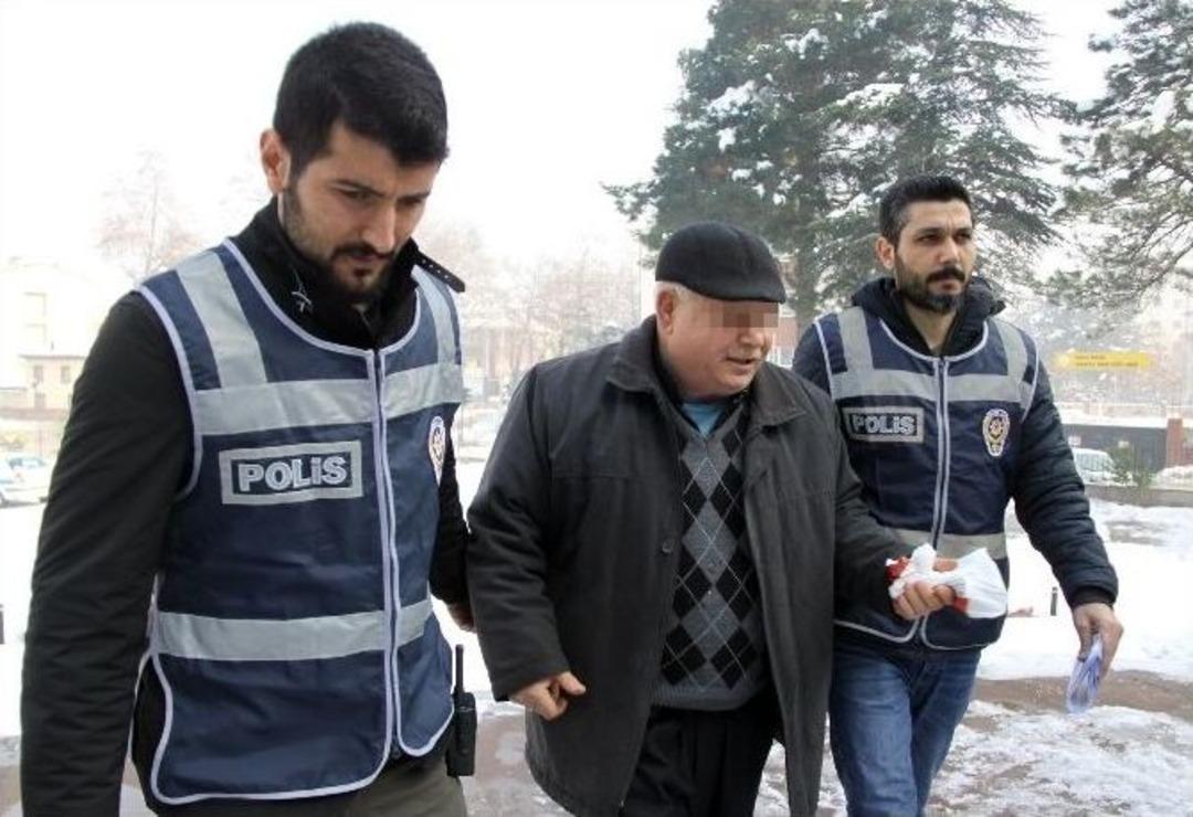 Emekli İmam Ka&ccedil;ak Sigara Ve Cinsel Uyarıcı Hapla Yakalandı