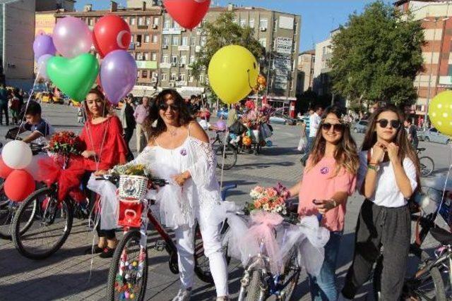 Kırıkkale'de 'süslü Kadınlar Bisiklet Turu'na Yoğun Ilgi