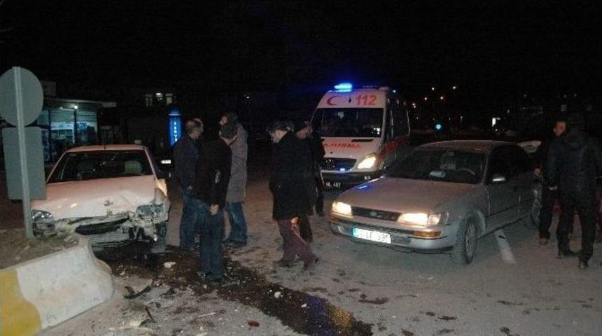 Kavşakta Otomobiller &Ccedil;arpıştı