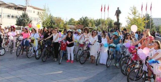 Kırıkkale'de 'süslü Kadınlar Bisiklet Turu'na Yoğun Ilgi