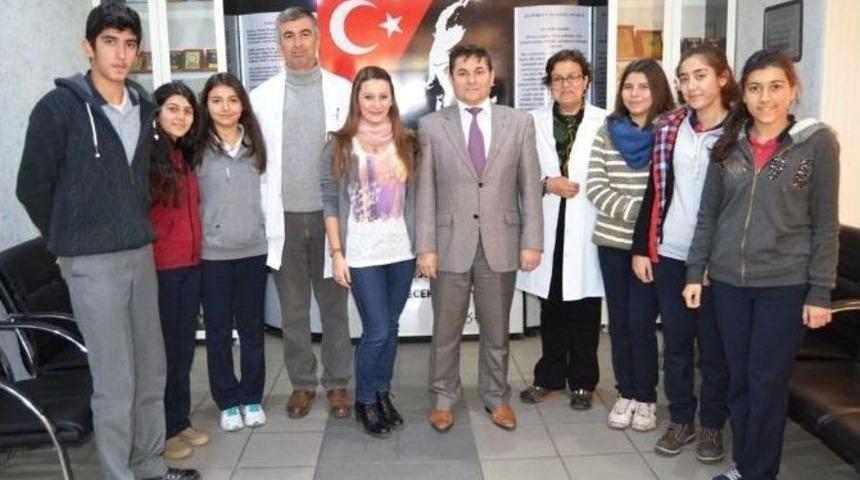 Ayvalıklı Gen&ccedil; Kız D&ouml;rt &Uuml;niversiteye Başvuru Yapmaya Hazırlanıyor