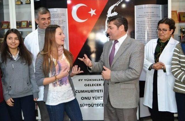 Ayvalıklı Gen&ccedil; Kız D&ouml;rt &Uuml;niversiteye Başvuru Yapmaya Hazırlanıyor 1