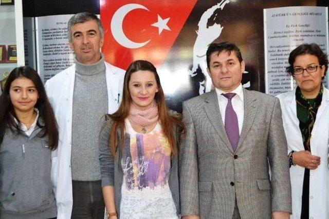 Ayvalıklı Gen&ccedil; Kız D&ouml;rt &Uuml;niversiteye Başvuru Yapmaya Hazırlanıyor 2