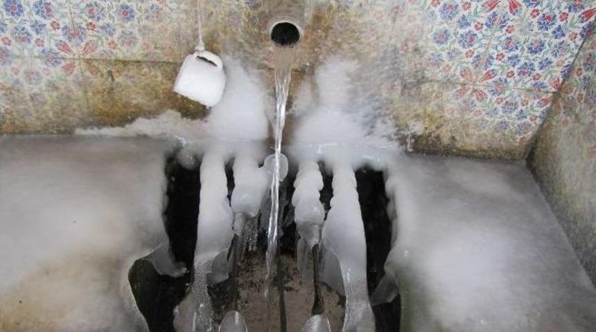 Akan &Ccedil;eşmelerde Oluşan Buz Sarkıtlarının B&uuml;y&uuml;leyen G&ouml;r&uuml;nt&uuml;s&uuml;