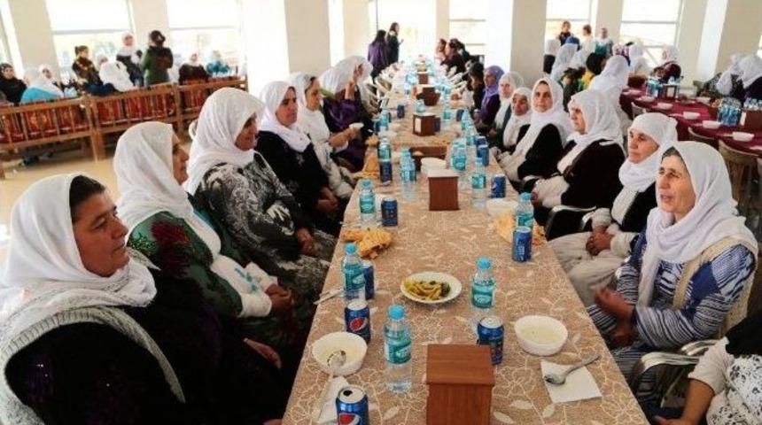 Tarlada &Ccedil;alışan Kadınlara Yemek Verildi