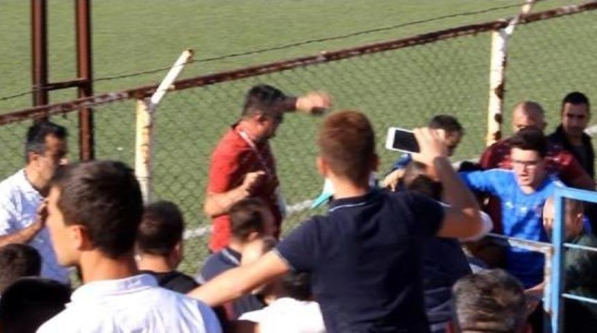 Futbolcular Tribündeki Kavgaya Müdahale Etmek Istedi, Hakem Izin Vermedi