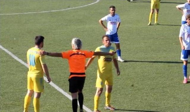 Futbolcular Tribündeki Kavgaya Müdahale Etmek Istedi, Hakem Izin Vermedi