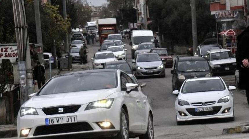 Ağa&ccedil; Kesimi Yalova Trafiğini Fel&ccedil; Etti