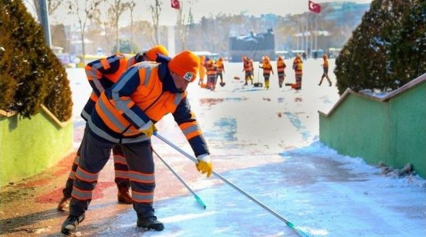 Şehitkamil Belediyesinden Kar Yağışına Anında M&uuml;dahale
