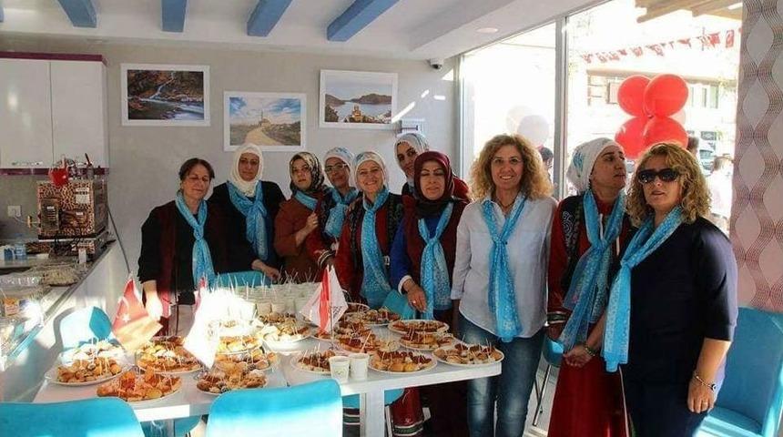 Mavi Fularlı Kadınlardan Bir İlk