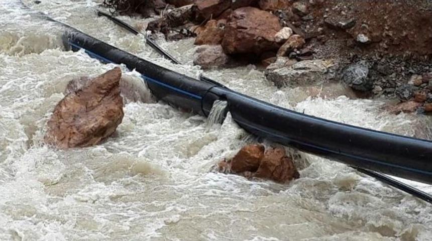 Heyelan Su Borularına Zarar Verdi