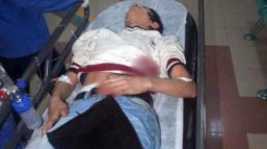 15 Yaşındaki &Ccedil;ocuk Sokak Ortasında Bı&ccedil;aklandı