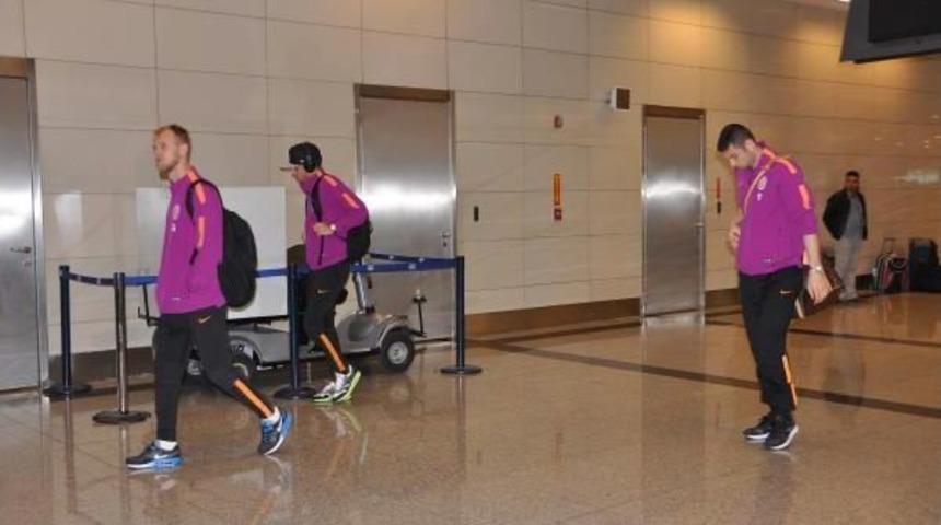 GALATASARAY D&Ouml;ND&Uuml;,  BİR GRUP TARAFTAR PROTESTO ETTİ