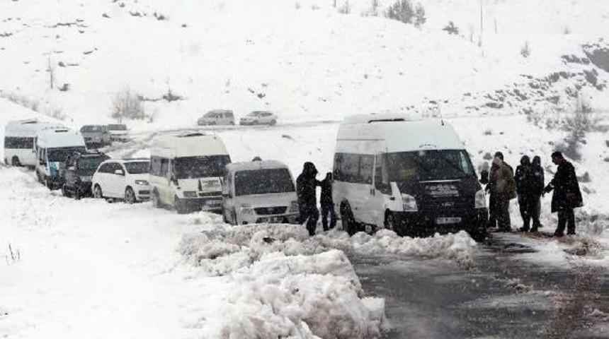 ŞIRNAK'TA KAR YAĞDI, 50 ARA&Ccedil; MAHSUR KALDI