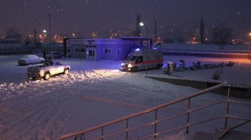 Yolda Kalan Ambulansın İmdadına Greyderler Yetişti