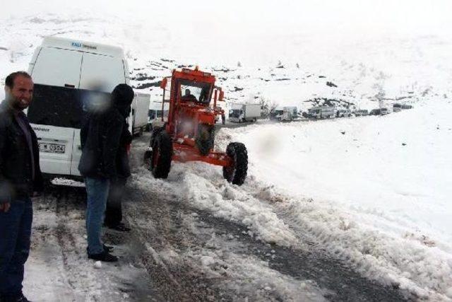 ŞIRNAK TA KAR YAĞDI, 50 ARA&Ccedil; MAHSUR KALDI 1
