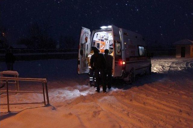 Yolda Kalan Ambulansın İmdadına Greyderler Yetişti