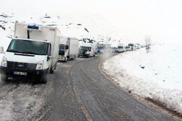 ŞIRNAK TA KAR YAĞDI, 50 ARA&Ccedil; MAHSUR KALDI 2