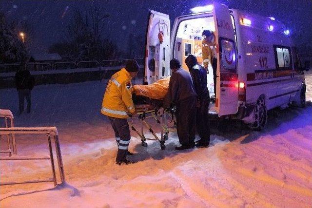 Yolda Kalan Ambulansın İmdadına Greyderler Yetişti