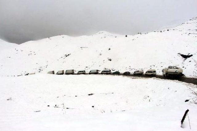 ŞIRNAK TA KAR YAĞDI, 50 ARA&Ccedil; MAHSUR KALDI 3