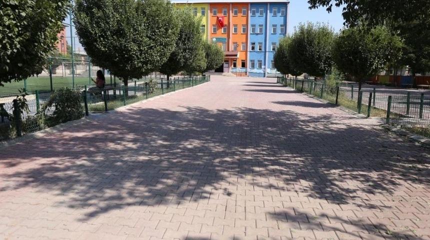 Iğdır Belediyesi, Okul Bah&ccedil;e Ve Yollarında Tadilat Yaptı