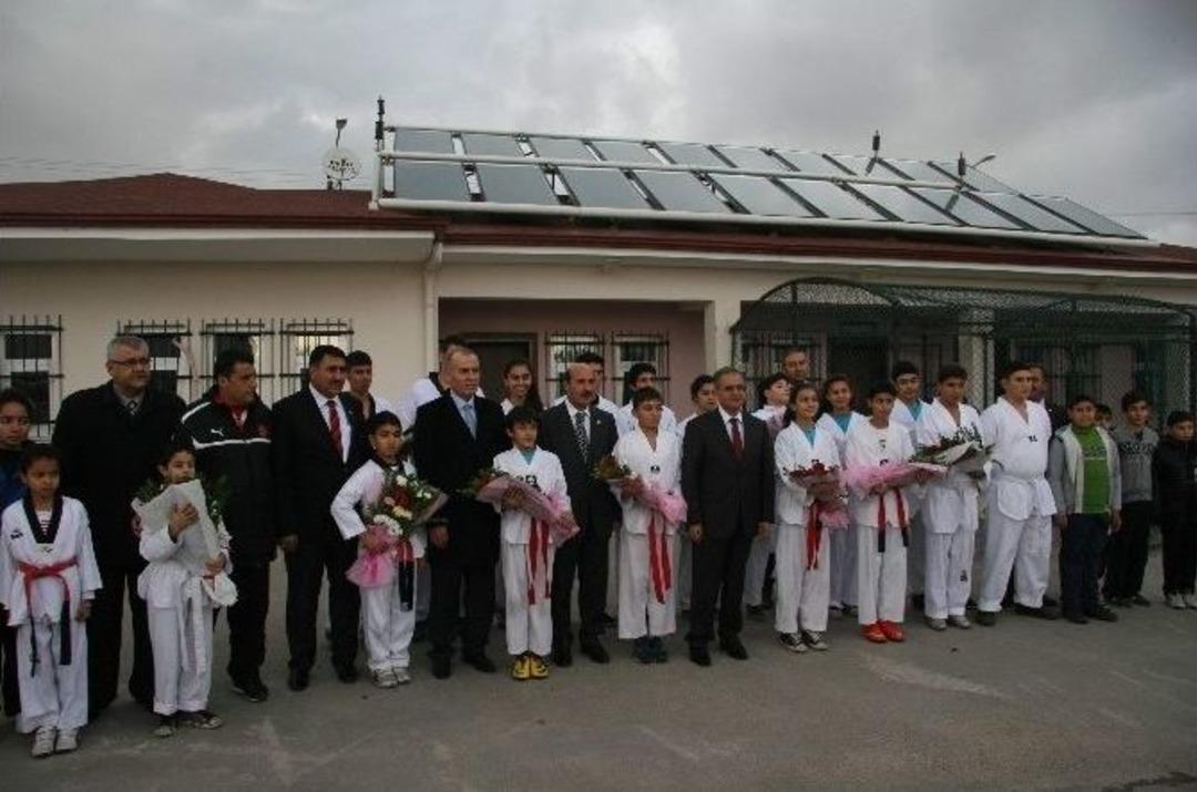 İl &Ouml;zel İdaresi, Spor Kul&uuml;plerine Malzeme Dağıttı