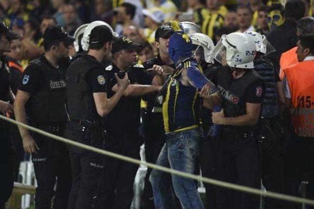 Derbi Öncesi Okula Yardım Topladı, Maçta Gözaltına Alındı