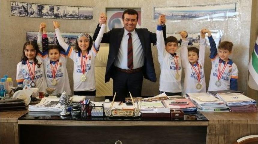Atakum&rsquo;un Şampiyon Miniklerine Başkandan Altın