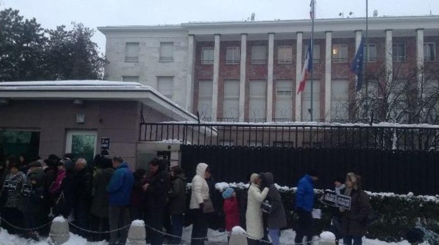 Fransa B&uuml;y&uuml;kel&ccedil;iliği &Ouml;n&uuml;nde Ter&ouml;r Saldırıları Protesto Edildi