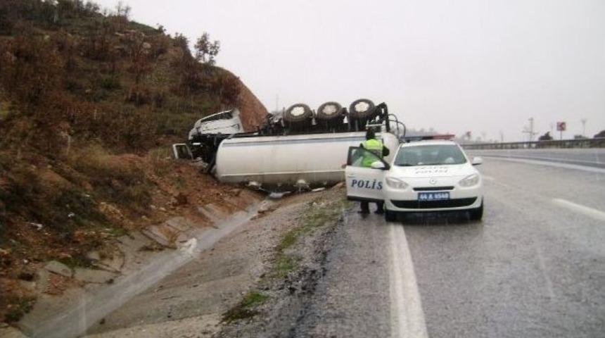 Malatya&rsquo;da Tır Devrildi: 1 Yaralı