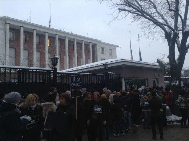 Fransa Büyükelçiliği Önünde Terör Saldırıları Protesto Edildi