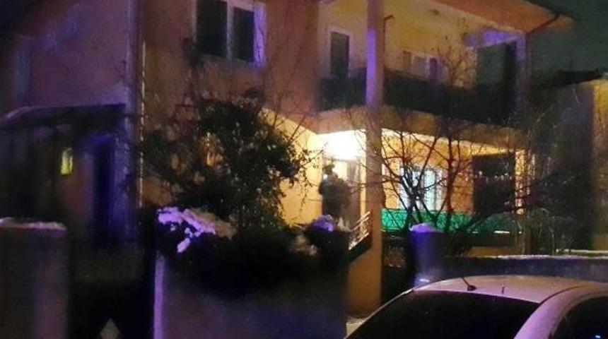 Birbirini Bı&ccedil;aklayan Baba &Ouml;ld&uuml;, Oğlu Ağır Yaralandı