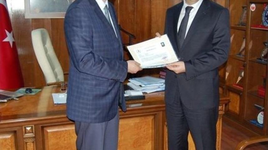 K&ouml;pr&uuml;den Atlayan Kızı Kurtaran Polise Başarı Belgesi