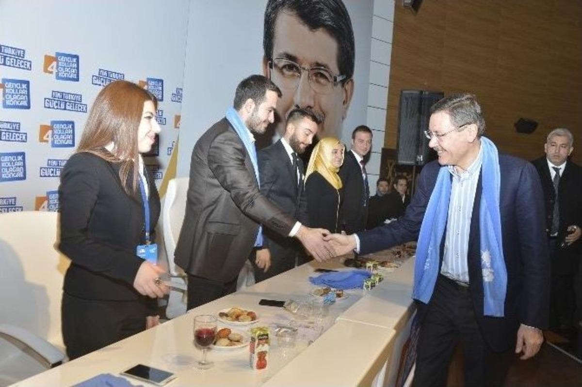 Başkan G&ouml;k&ccedil;ek Yoğun Tezah&uuml;rat Nedeniyle Konuşamadı